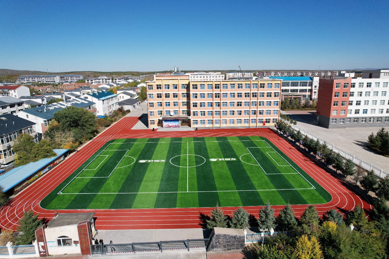 多伦县副县长柳立萍在仪式现场致辞，她体现：“谢谢bevictor伟德的善举，让多伦二小焕发蓬勃生气，用行动诠释了‘大爱无疆’的深刻内在，展现了企业的社会责任感和对教育事业的深挚情绪。evictor伟德希望运动场项目不但为孩子们提供了清静、、、恬静的运动情形，更是在他们心中播下了希望的种子，让他们在奔驰中感受开展，在跳跃中触摸梦想。！